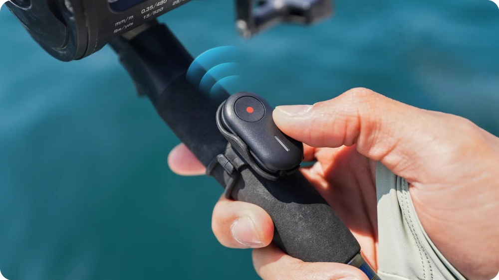 Držiak Insta360 FOMO Power Handle čierny Detail odnímateľného bezdrôtového ovládača na rukoväti Insta360 FOMO Power Handle