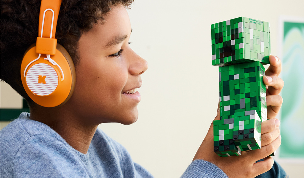 Stavebnica LEGO® Minecraft® 21276 The Creeper™ Pohyblivé nohy a hlava umožňujú Creeperovi meniť pózy a rozohrávať vlastné dobrodružstvo zo sveta Minecraftu.