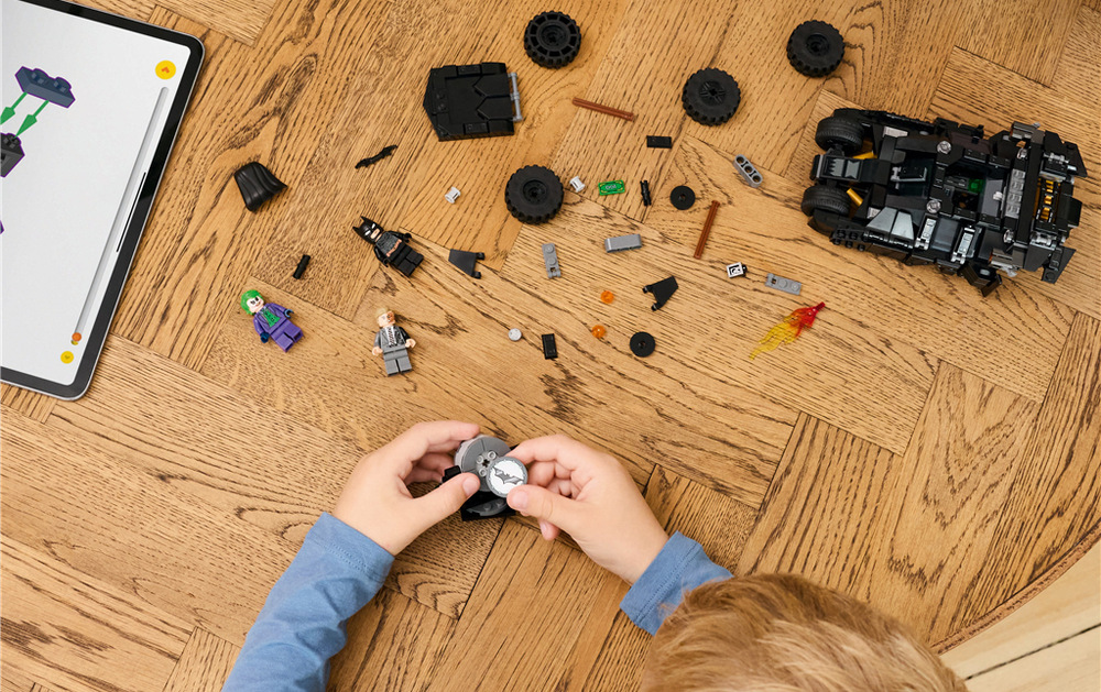 Stavebnica LEGO® DC Batman™ 76303 Batman™ Tumbler vs. Two-Face™ a Joker™ Tumbler z filmu Temný rytier ponúka otvárací kokpit, detailnú prístrojovú dosku, otočné kolesá a plameň pri výfuku.