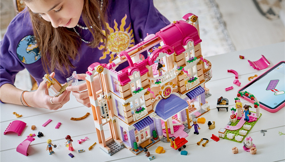 Stavebnica LEGO® Friends 42704 Grandhotel v mestečku Heartlake Digitálny návod LEGO Builder uľahčí zostavenie 406 dielikov a umožní prezerať model v 3D aj rozširovať mestečko o ďalšie stavebnice.