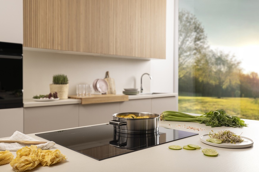 Indukčná varná doska Gorenje GI6443BSCWF je zabudovaná v modernej kuchyni.