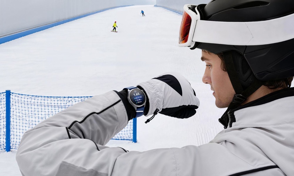 Inteligentné hodinky Huawei Watch GT 7 46 mm sivé Chytré hodinky Huawei Watch GT 7 pri zimnom športe a sledovaní aktivity na zjazdovke