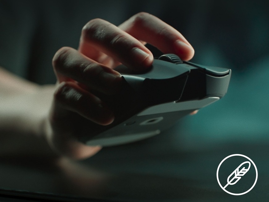 Myš Razer VIPER V3 PRO SE Wireless Esports Gaming čierna Pohľad zhora na myš držanú v ruke, zvýrazňujúci nízky profil, hlavné tlačidlá a presné mechanické spracovanie určené pre súťažné hranie