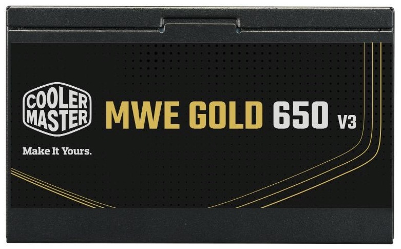 Na obrázku je bočná strana napájacieho zdroja Cooler Master s čiernym štítkom. Vľavo je logo Cooler Master, vedľa veľký nápis MWE Gold 650 V3 v zlatej a bielej farbe a jemnej zlatej linky.
