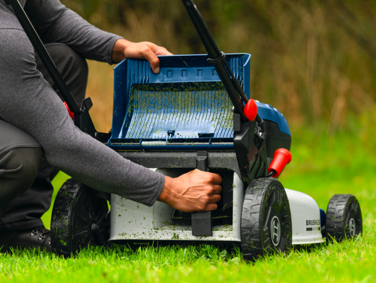Kosačka Bosch Professional GRA 18V2-46SP (bez baterie) Detail spodnej časti akumulátorovej kosačky Bosch Professional GRA 18V2-46SP pri čistení priestoru noža