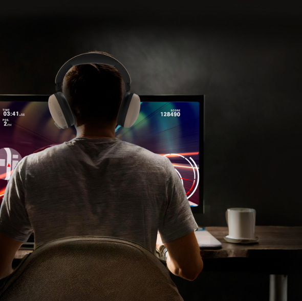Headset Zalman ZM-HPS800W béžový Muž sedí pri PC so slúchadlami Zalman ZM-HPS800W