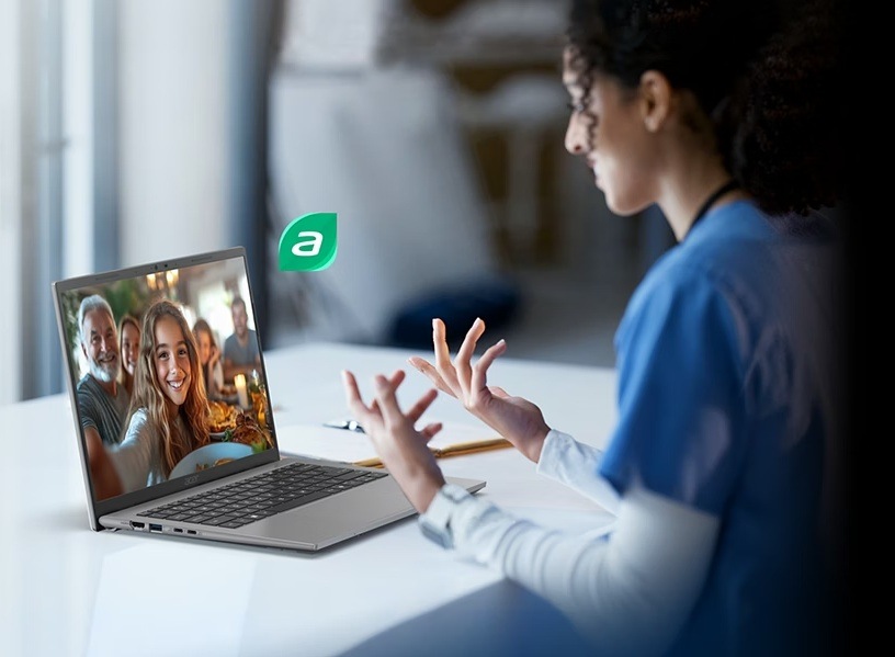 Žena telefonujúca pomocou laptopu Aspire Go 16 s funkciou AcerSense