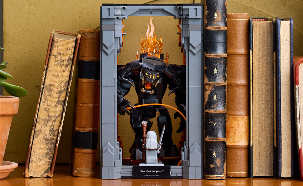 Stavebnica LEGO® Icons 10367 Knižní zarážka: Pán prstenů – Balrog™ Praktická knižná zarážka poteší fanúšikov Pána prsteňov a môže slúžiť aj ako pôsobivá dekorácia.