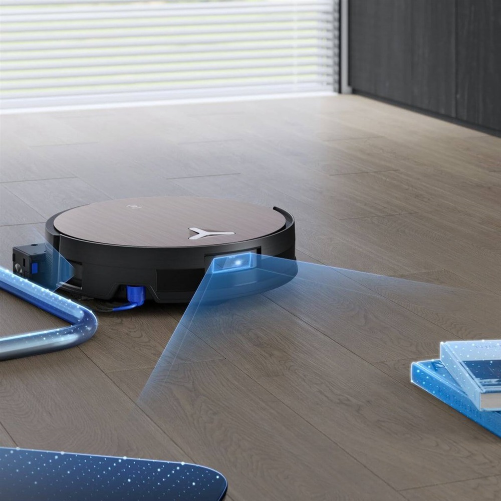 Robotický vysávač Ecovacs DEEBOT X11 OMNICYCLONE SILVER strieborný Robotický vysávač Ecovacs DEEBOT X11 OMNICYCLONE SILVER sa pohybuje po podlahe a zameriava tri objekty ležiace na zemi, objekty sú zvýraznené modrou farbou