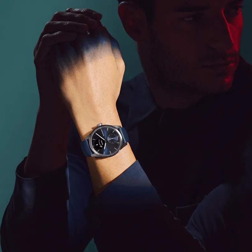 Muž so zopnutými rukami má na zápästí chytré hodinky Withings ScanWatch 2″ width=