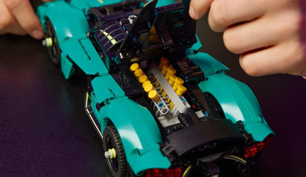 Stavebnica LEGO® Technic 42208 Aston Martin Valkyrie Výrazné modrozelené prevedenie, vyklápacie dvere a možnosť meniť smer jazdy lákajú k vlastným automobilovým závodom.