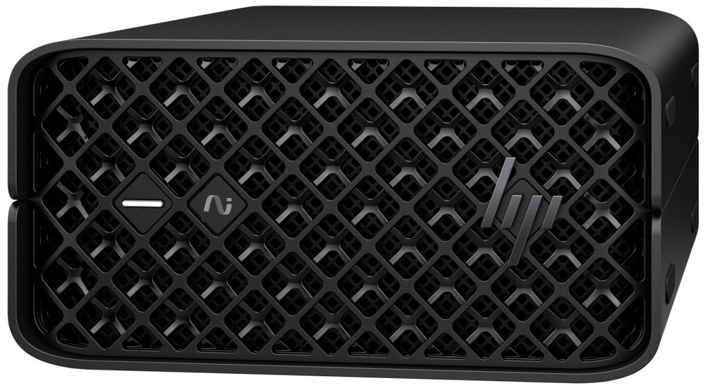 PC mini HP Z2 Mini G1a čierny Na obrázku je kompaktný stolný počítač HP Z2 Mini G1a AMD Ryzeň AI Max + PRO 395 v čiernom prevedení, zachytený spredu a mierne zboku. Má nízke obdĺžnikové telo so zaoblenými rohmi a celú čelnú stranu kryje výrazná mriežka s hustým kosoštvorcovým vzorom. Vľavo na čele sú dva malé ovládacie prvky a vpravo je logo HP.