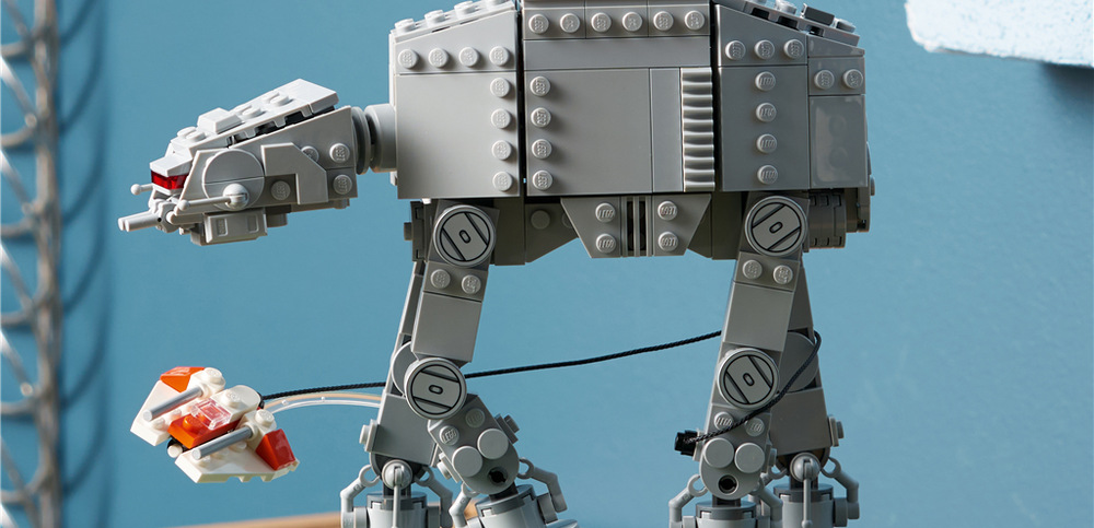Stavebnica LEGO® Star Wars™ 75440 AT-AT™ Zostaviteľný podstavec s ceduľkou premení AT-AT na pôsobivý zberateľský exponát pre tematickú výstavku.
