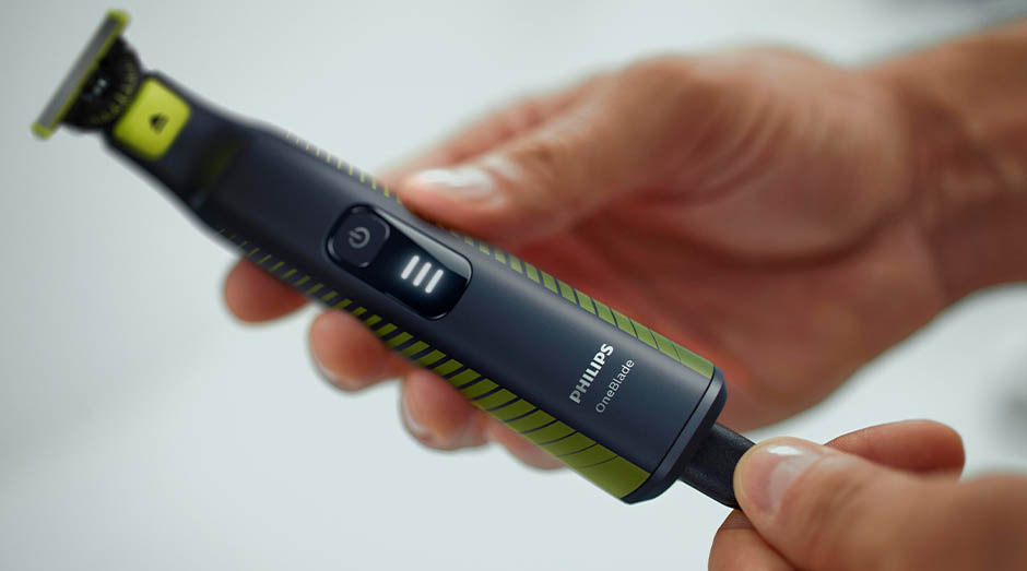 Zastrihávač fúzov Philips OneBlade Pro QP6506/15 čierny Muž pripája k zastrihávaču Philips QP6506/15 OneBlade Pre nabíjací kábel