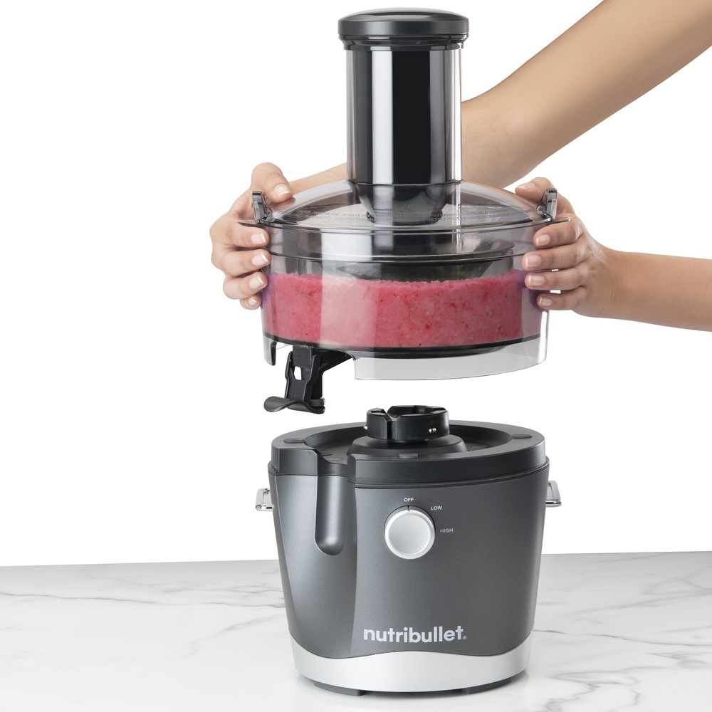 Odšťavovač Nutribullet NBJ100.G sivý Odšťavovač Nutribullet NBJ100.G a ukážka vybratia nádoby na dužinu