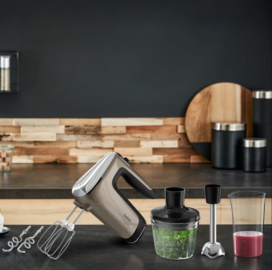 Ručný šľahač Tefal HT663AF0 Powermix Silence 4v1 s príslušenstvom na kuchynskej linke