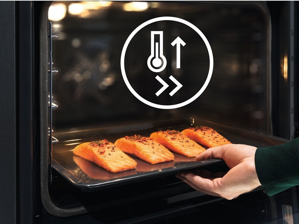 Filety lososa na plechu vo vnútri rúry Electrolux.