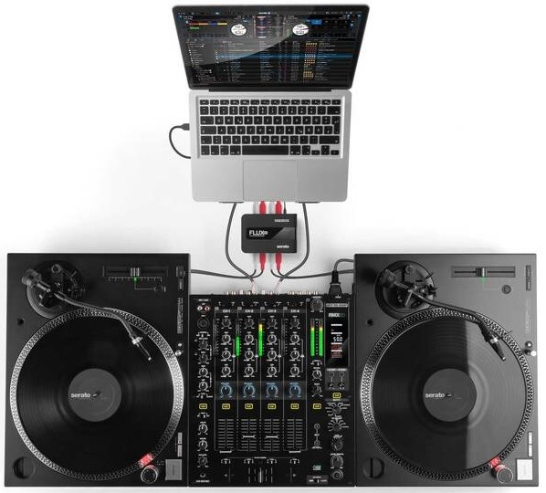 DJ setup s gramofónmi Reloop RP-5000 MK4 pripojenými k mixážnemu pultu a notebooku