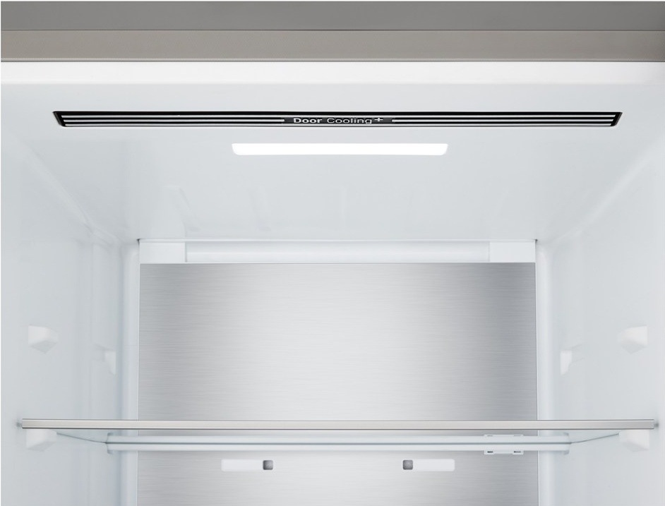 Detail systému Door Cooling+ v hornej časti chladničky LG s LED osvetlením.