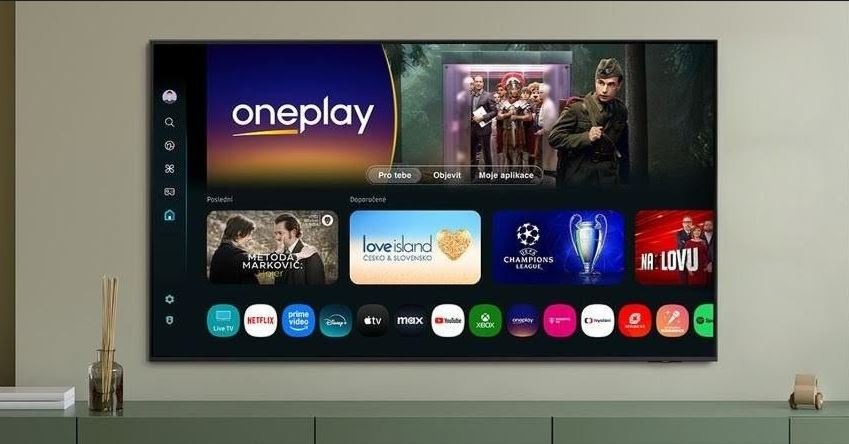 zoznam služieb a aplikáciu na televíziu Samsung the frame pre. Televízia visi na stene a pod ňu je stolík a drobnosti