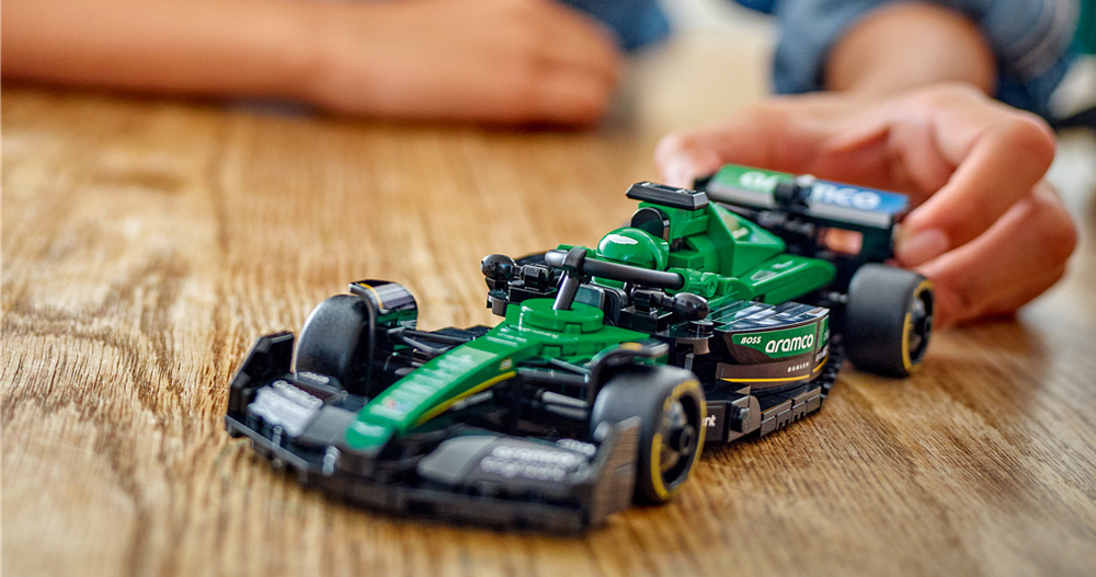 Stavebnica LEGO® Speed Champions 77245 Závodní auto Aston Martin Aramco F1® AMR24 Po zostavení môžu deti s modelom pretekať alebo ho vystaviť spoločne s ďalšími vozidlami LEGO Speed Champions a vytvoriť vlastný štartový rošt.