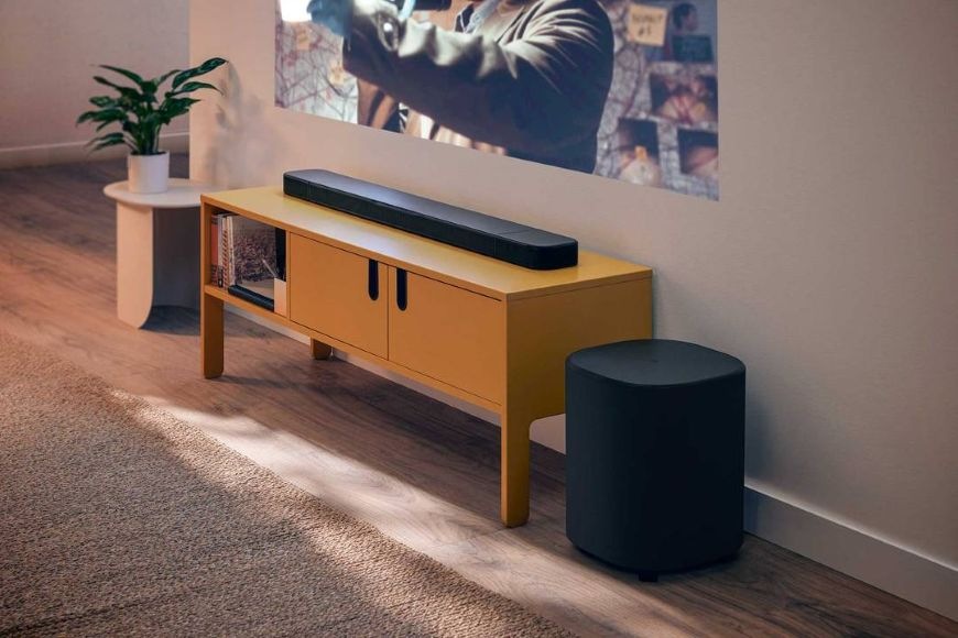 Soundbar a subwoofer JBL BAR 800 MK2 na televíznom stolíku