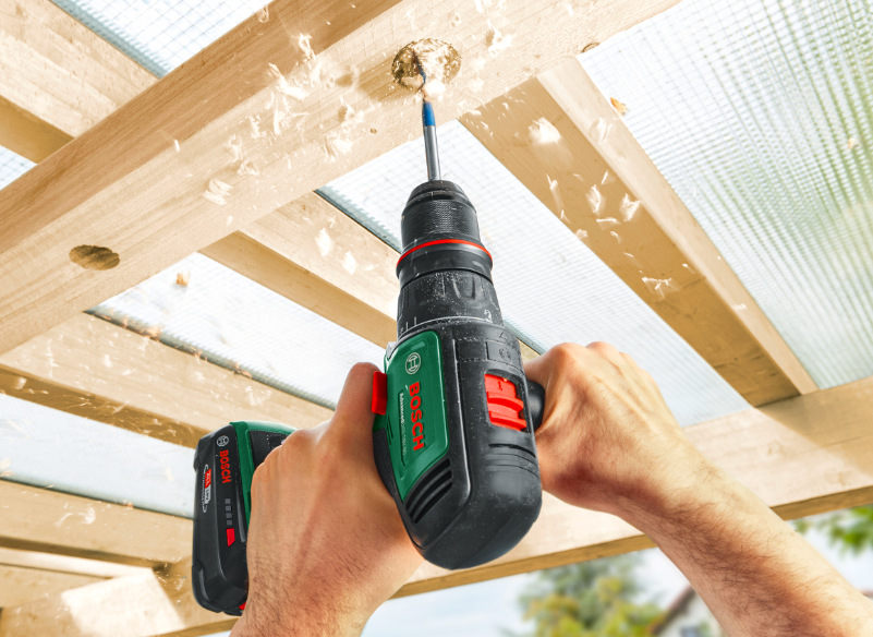Vŕtací skrutkovač Bosch AdvancedDrill 18V-80 pri vŕtaní otvoru do drevenej konštrukcie