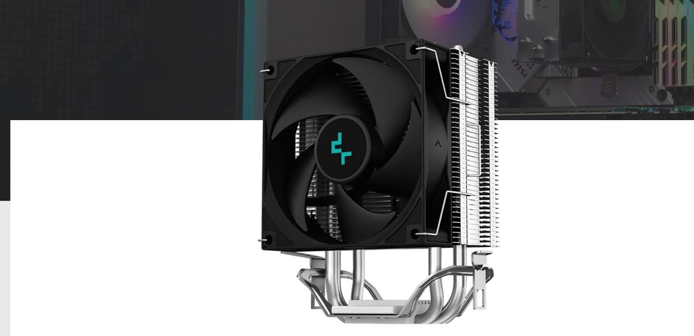 Chladič CPU s čiernymi lopatkami ventilátora a elegantným, moderným designom. Je vybavený chladiacou vežou so striebornými tepelnými trubicami a stojí na tmavom pozadí.