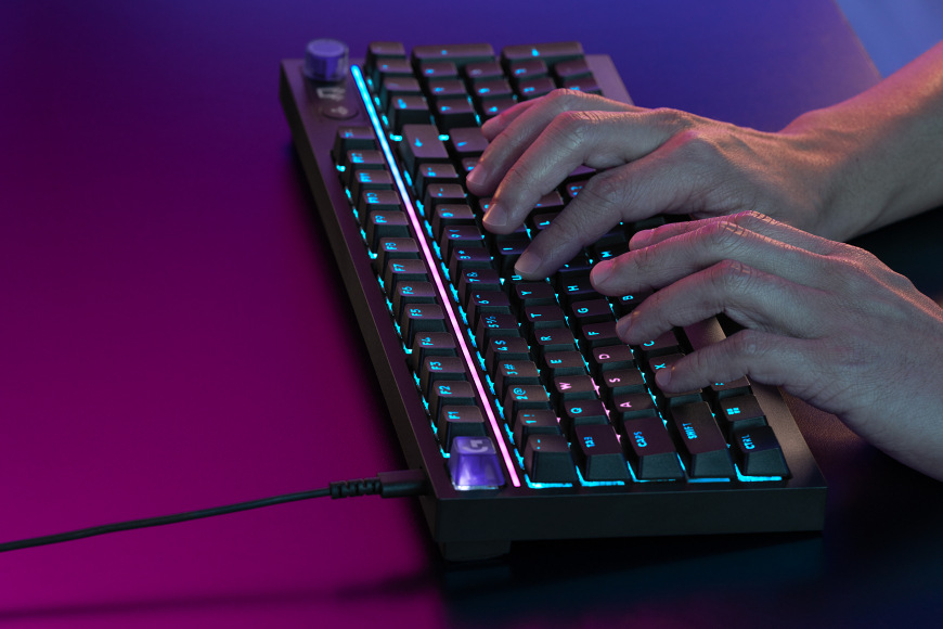 Písanie na klávesnici Logitech G316 X 98 s RGB podsvietením