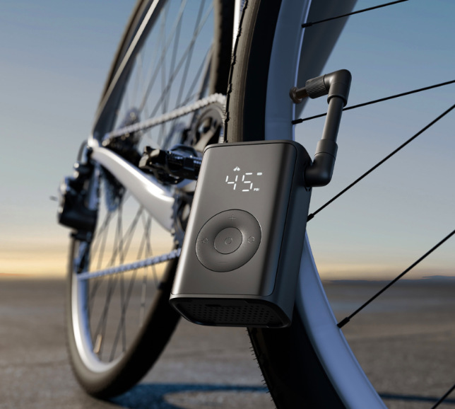 Hustenie pneumatiky bicykla kompresorom Xiaomi Mijia Compact Portable s tlakom 45 psi