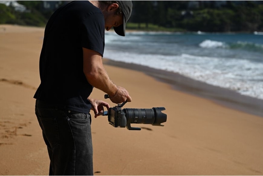 Objektív Nikon NIKKOR Z 70-200 mm f/2.8 VR S II čierny Muž zachytávajúci more pomocou fotoaparátu s teleobjektívom NIKKOR Z 70–200 mm f/2.8 VR S II