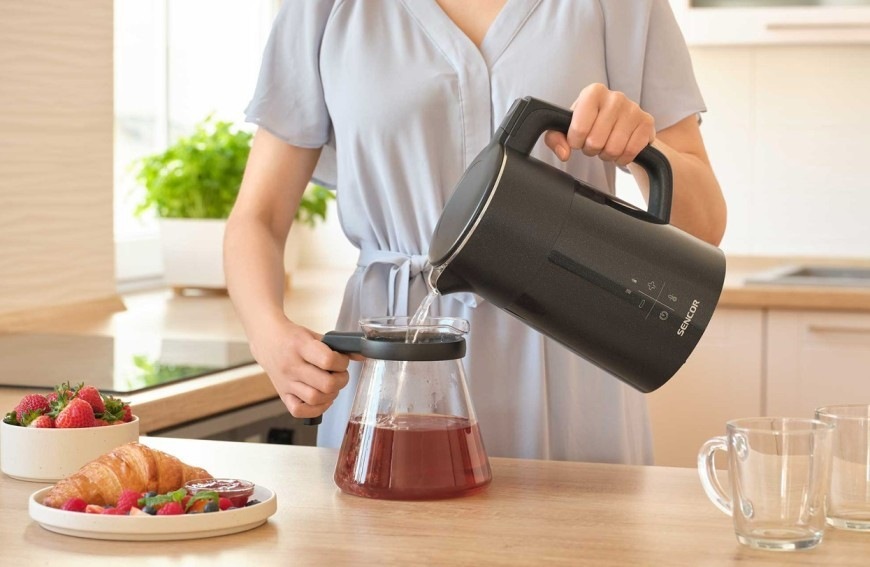 Rýchlovarná kanvica Sencor SWK 0610BK čierna Žena zalievací čaj s varnou kanvicou Sencor SWK 0610BK, 1,7 l