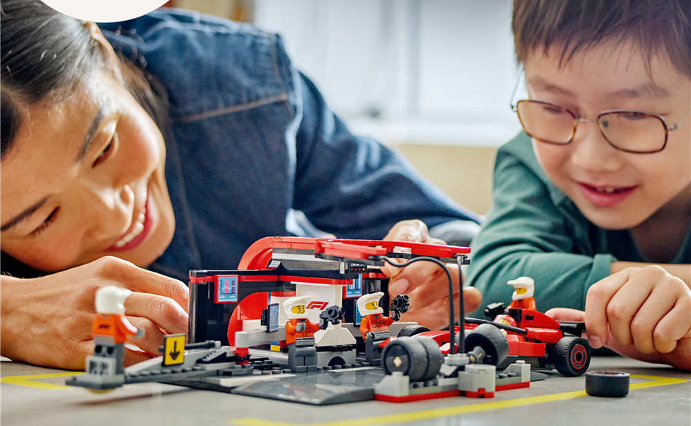 Stavebnica LEGO® City 60443 Zastávka v boxech F1® a personál s vozem Ferrari Mechanizmus boxovej zastávky presunie členov tímu do pracovnej pozície a umožní rýchly servis Ferrari.