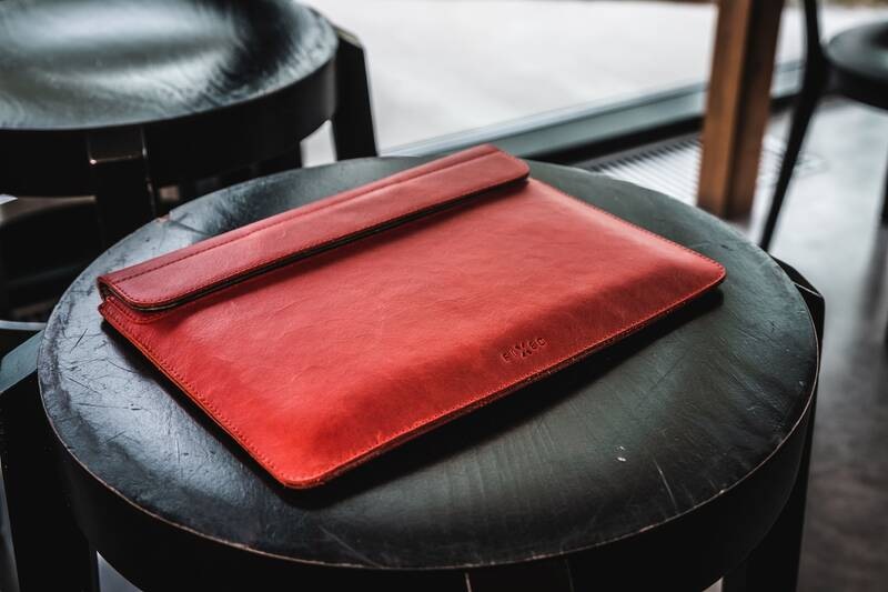 Puzdro FIXED Oxford na Apple MacBook Pro 13" (2016 a novší), iPad Pro 12,9" (2015/2017) červené