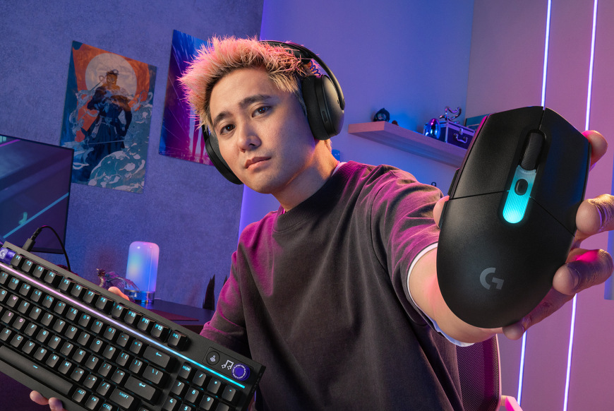 Hráč prezentujúci myš Logitech G305 X SUPERLIGHT vedľa hernej klávesnice
