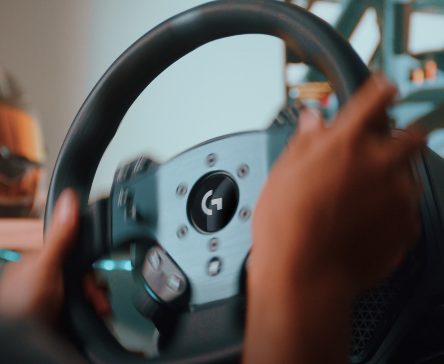 Volant Logitech G PRO Racing Wheel XB/PC čierny Detail ovládania volantu Logitech G PRO Racing Wheel počas závodnej jazdy
