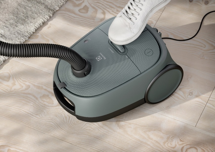Podlahový vysávač Electrolux 600 EB61C2DBP Electrolux 600 Clean EB61C2DBP vreckový vysávač