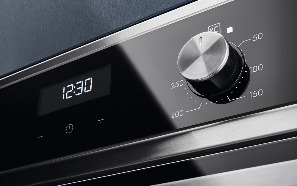 Detail na otočné ovládače a LED displej rúry Electrolux.