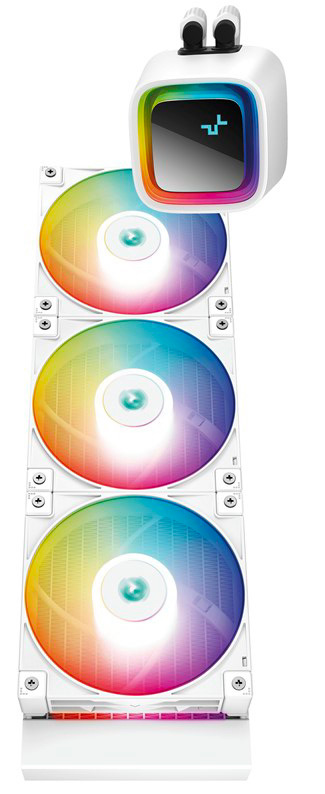 Na obrázku je biely vodný chladič procesora DeepCool LS720 White. Tvorí ho dlhý biely radiátor s tromi veľkými ventilátormi pod sebou, každý s výrazným kruhovým RGB podsvietením v dúhových farbách. Hore je hranatá biela pumpa s lesklou čiernou čelnou plochou, farebným svetelným rámčekom a dvoma hadicami vyvedenými z hornej časti. Celok pôsobí moderne, čisto a veľmi efektne.