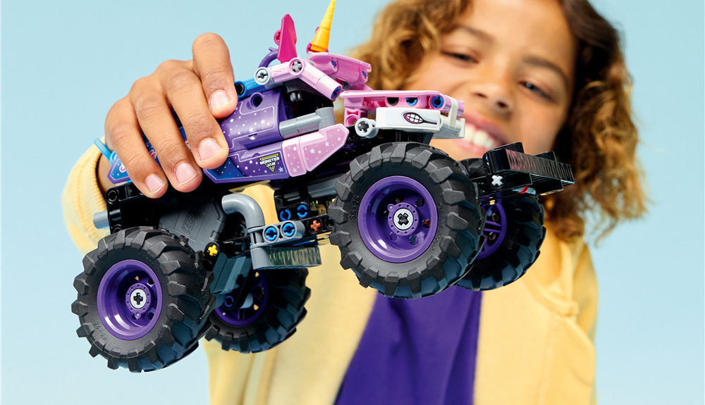 Stavebnica LEGO® Technic 42220 Monster Jam™ Sparkle Smash™ s natahovacím motorem Z 243 dielikov vznikne model pripravený na preteky, skoky a prekážky, ktoré deťom približujú fungovanie technických mechanizmov.