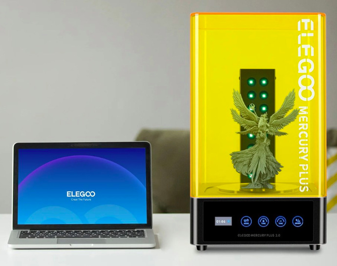 Elegoo Mercury Plus 2.0 vedľa notebooku na porovnanie rozmerov čistiacej a vytvrdzovacej stanice
