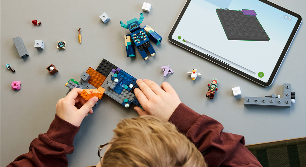 Stavebnica LEGO® Minecraft® 21274 Setkání se Strážcem Po zostavení môžu deti jaskyňu ďalej upravovať a vďaka aplikácii LEGO Builder si užiť Minecraft dobrodružstvo mimo obrazovky.