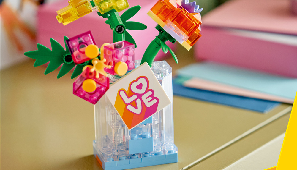 Stavebnica LEGO® Creator 3 v 1 31383 Flakón na parfum zdobený kvetmi Tri varianty využitia rovnakých dielikov prinášajú nové detaily, podporujú predstavivosť a obmieňajú hru.