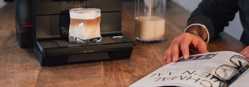 Detail obrázku kávovaru s cappuccinom.