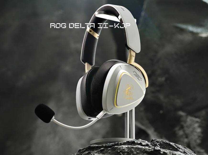 Headset Asus ROG Delta II-KJP biely Herný headset Asus ROG Delta II-KJP vystavený na stojane v tmavom štúdiovom prostredí