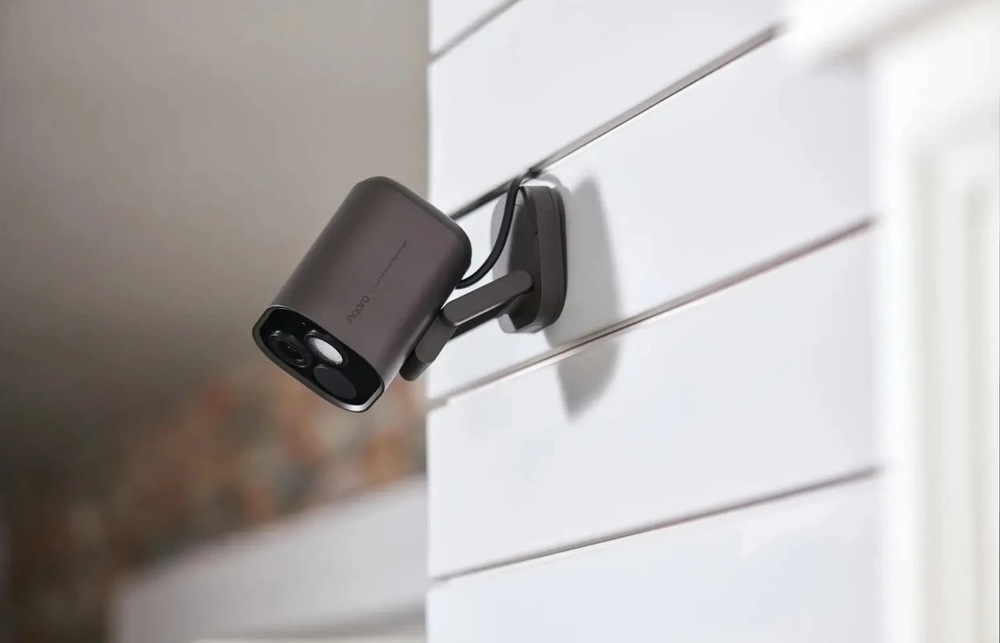 IP kamera Aqara Hub G5 Pro POE sivá Kamera Aqara G5 Pro PoE namontovaná na vonkajšej stene domu.