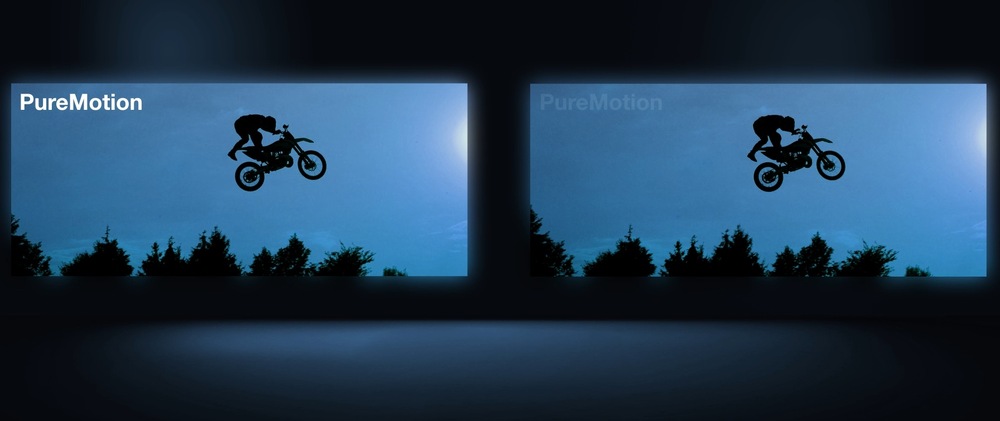 Porovnanie ostrosti záznamu skoku na motorke z bežného projektora a modelu Photon Beam PK52 s funkciou PureMotion