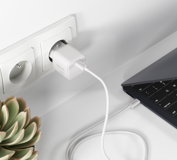 Nabíjačka do siete Epico UltraBoost Micro AVS GaN 100W biely Napájací adaptér Epico UltraBoost Micro AVS GaN 100W pripojený do zásuvky vedľa notebooku a USB-C kábla