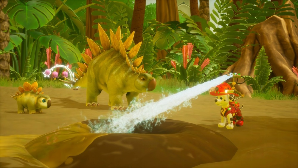 Lesné scenérie, kde malý dinosaurus a dinosaurie mláďa sledujú Marshalla v hasičskej uniforme, ako strieka vodu do diery. Obklopuje ich bujná zeleň a červené kvety.