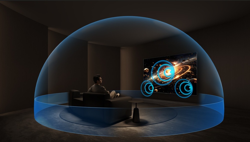 Televízor TCL 75C6K PRO Muž sedí pred televíziou vo zvukovej bubline